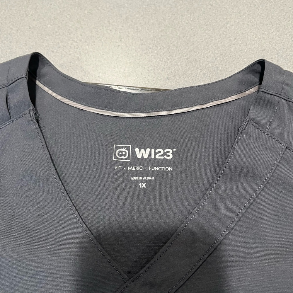 Women’s W123 soft
Scrub top